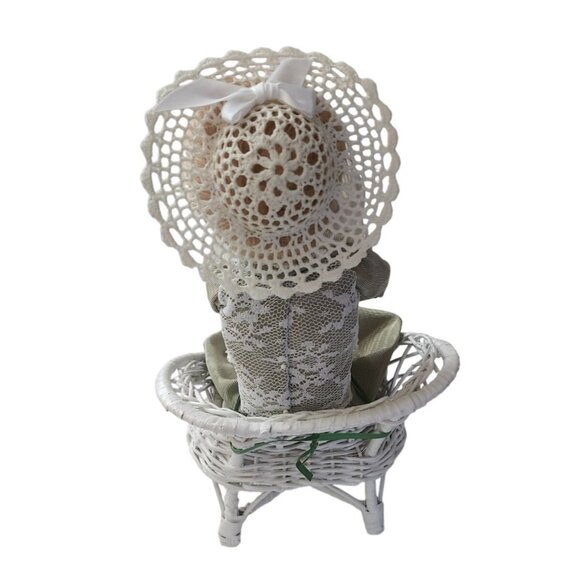 Byers Choice Carolers Victorian Woman Wicker Chair Holding Baby - Picture 7 of 8